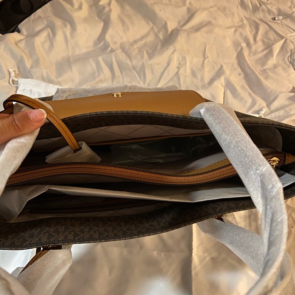 New Michael Kors purse and gently used wallet - Picture 4 of 12